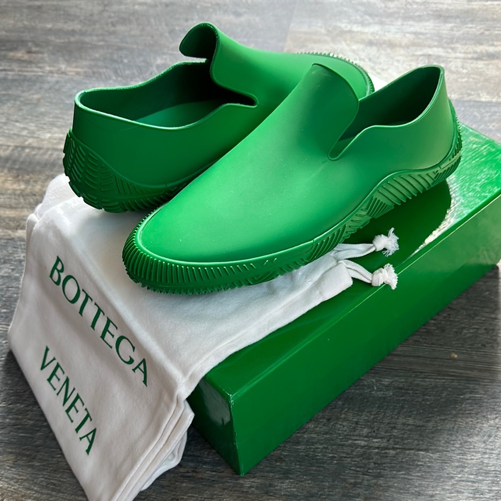 Bottega Veneta Green Boat Shoes Sleek Slip-On Design